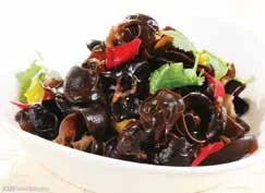 سلطة الفطر الأسود مع الخضار